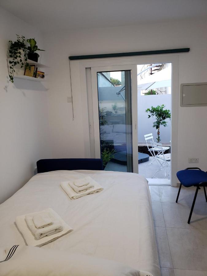Modern & Cozy Studio W/ Backyard Near City Center リマソール エクステリア 写真